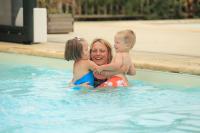 Piscine chauffée et couverte du camping